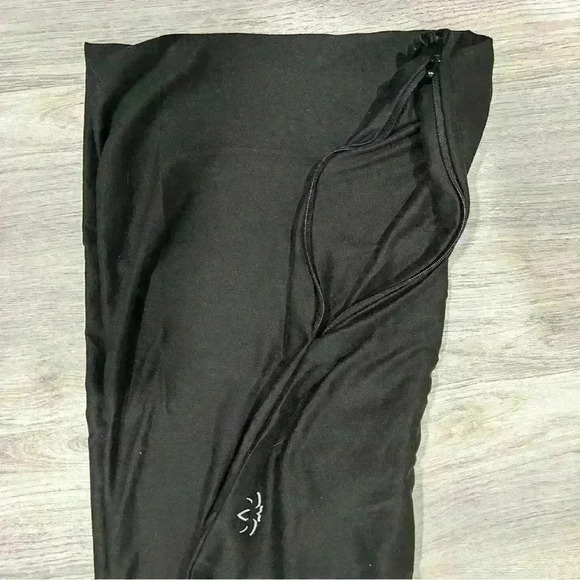 Beyond Yoga Infinity Scarf Black Hidden Discrete Zipper Pocket Wrap Stretch - Picture 4 of 7